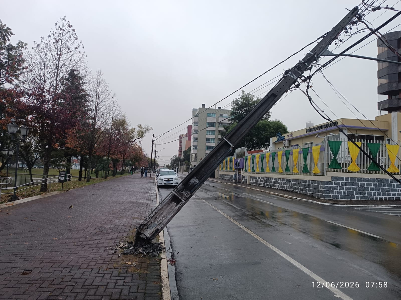 Equipes da Energisa trabalham nesta sexta (12) na substituição de poste atingido por veículo em Guarapuava 
