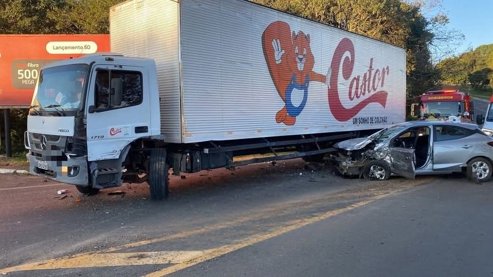 Motorista sofre traumatismo craniano grave após colisão contra caminhão estacionado em Guarapuava  