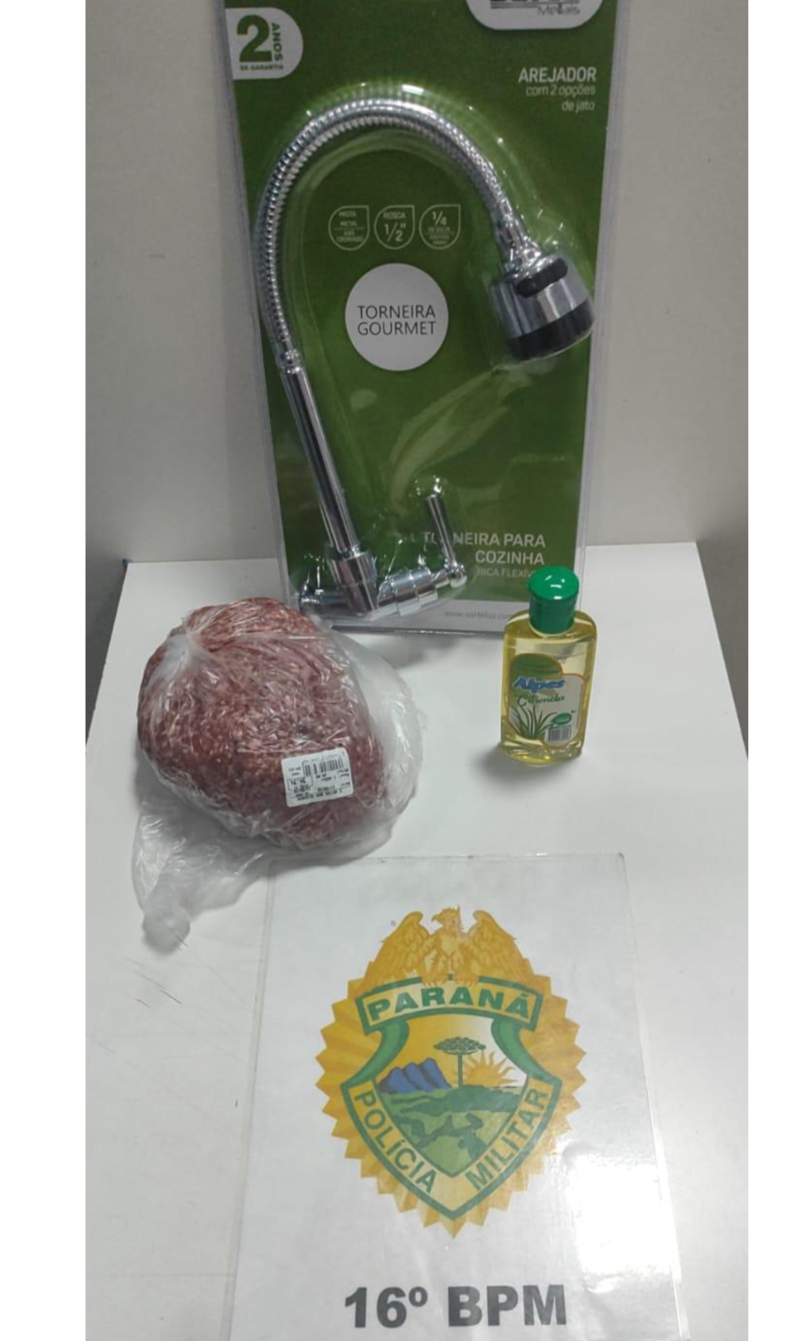 Mulher foi flagrada tentando furtar 1kg de carne moída, uma torneira e também um aromatizador de ambiente em supermercado  